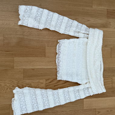 Haut blanc à manches longues en dentelle