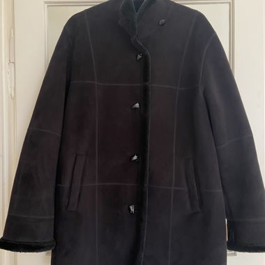 Schwarzer Mantel aus Kunst-Shearling