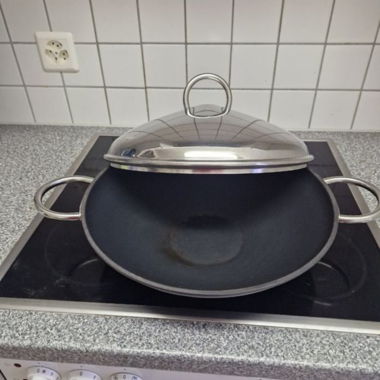 Wok aus Gusseisen mit Deckel