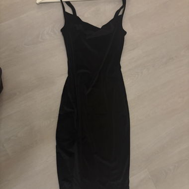 Elegante abito in velluto con spacco