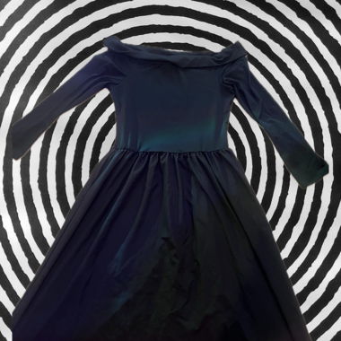 Schwarzes Kleid schulterfrei
