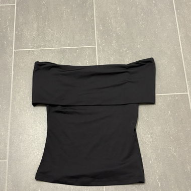 Schwarzes Off-Shoulder Top