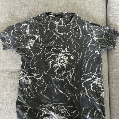 Schwarzes T-Shirt mit Blumenmotiv