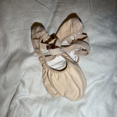 Beige Ballettschuhe mit Gummibändern