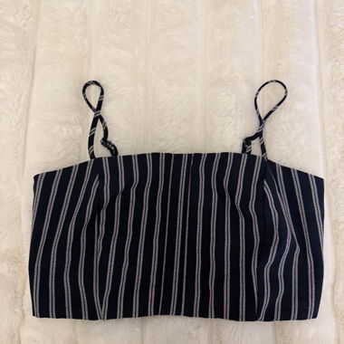 Crop top bleu marine à fines rayures