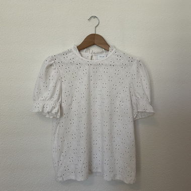 Weisse Bluse mit kurzen Ärmeln