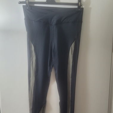 Leggings sportivi neri con inserti in mesh