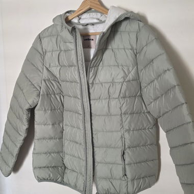 Leichte Daunenjacke mit Kapuze Zebra