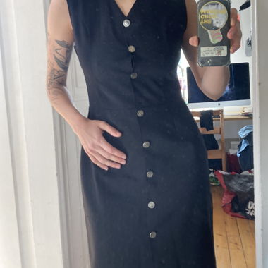 Kleines schwarzes Vintage-Kleid mit silbernem Detail