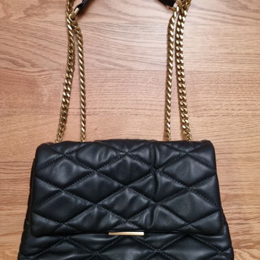 MANGO Schwarze Handtasche mit Goldkette 