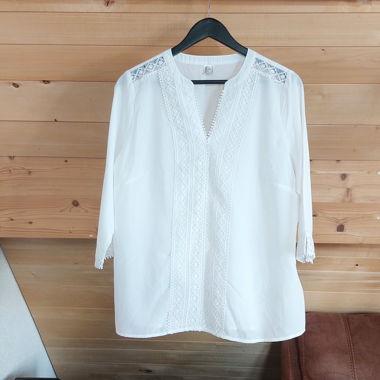 Tunic blouse with lace