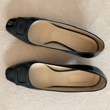 eleganter Lackschuh mit Blockabsatz