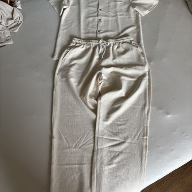 Chemise d’été blanche avec pantalon