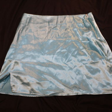 Jupe courte mini en satin bleu
