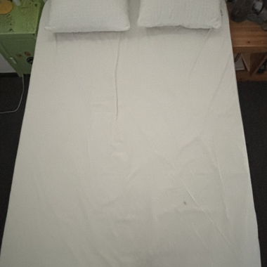 Weisses Queensize-Bett mit Matratze und Kissen