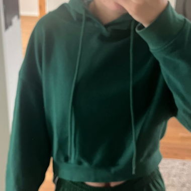 grüner Kapuzenpullover