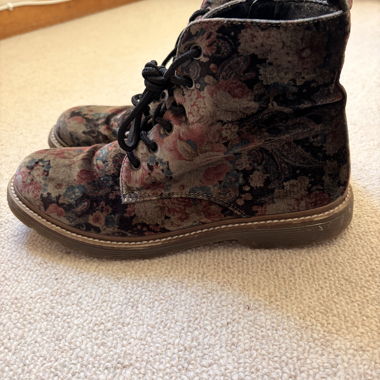 Blumenmuster Schnürstiefel