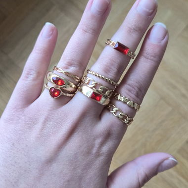 Bagues dorées avec pierres rouges