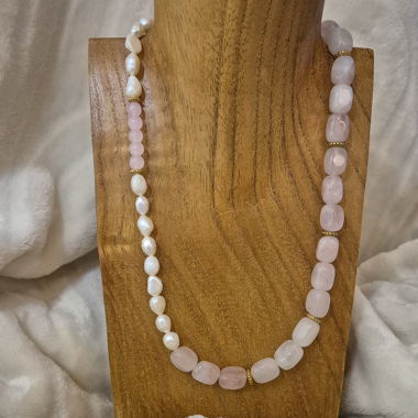 Collier en perles quartz rose et perles blanches 