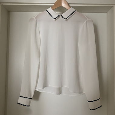 Blouse with details on the collar and armholes