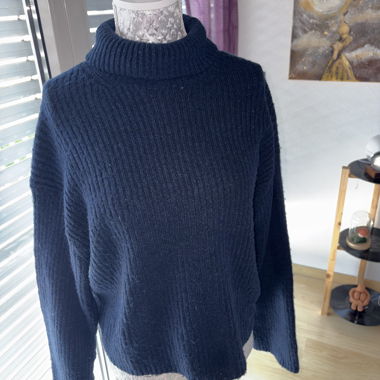 Maglione basico con collo alto blu navy H&M