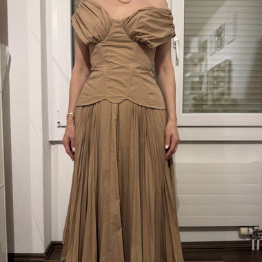 Abito da sera beige con gonna plissettata