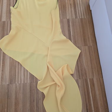 Top giallo con strascico davanti