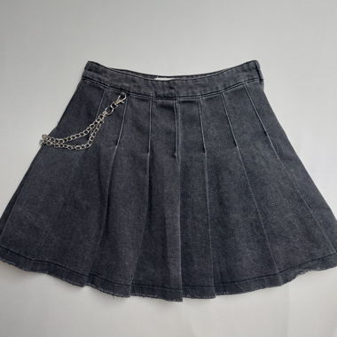 Kurzer Plisseerock aus grauem Jeansstoff, trapezförmiger Schnitt