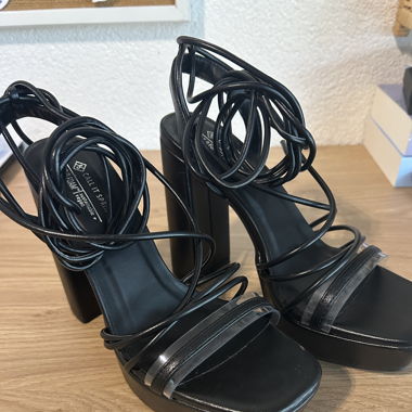 Schwarze Schnürr High Heels