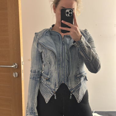 Giacca in denim azzurro con dettagli con zip