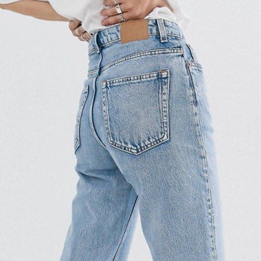 Jean premium à jambe droite