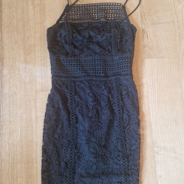 Abito nero in pizzo