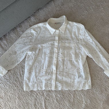 Blouse blanche à broderie ajourée