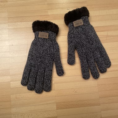 Graue Strickhandschuhe mit Fellbündchen