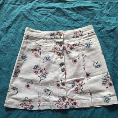 weisser Jeansrock mit Blumenmuster
