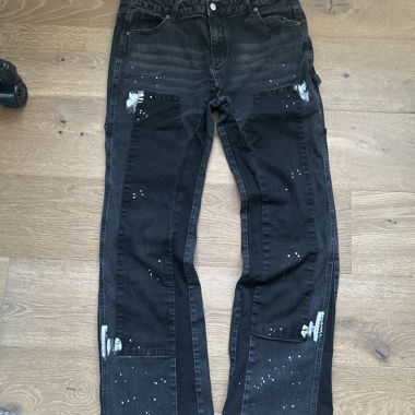 Schwarze Jeans mit Paint‑Effekt, Flared