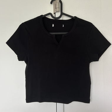 T-shirt nero con scollo a V