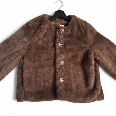 braune Pelzjacke
