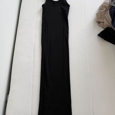 Robe noire maxi côtelée