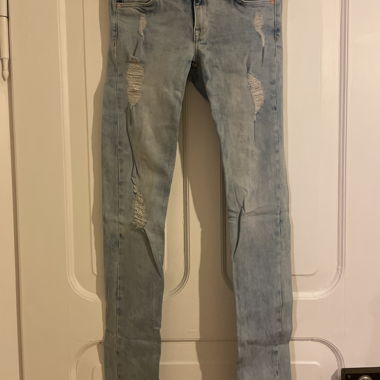 Jeans vita bassa con buchi