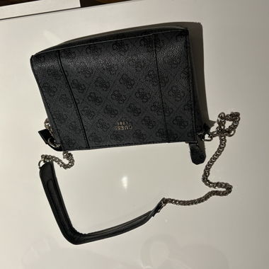 Borsa a tracolla Guess nera con catena
