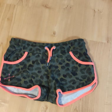 Pantaloncini sportivi con stampa mimetica