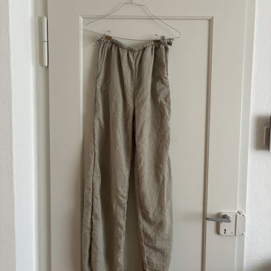 Fliessende Hose mit Schleifen an den Seiten