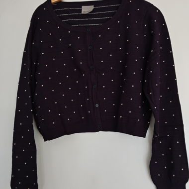 Dunkle Kurz-Strickjacke mit Pünktchen