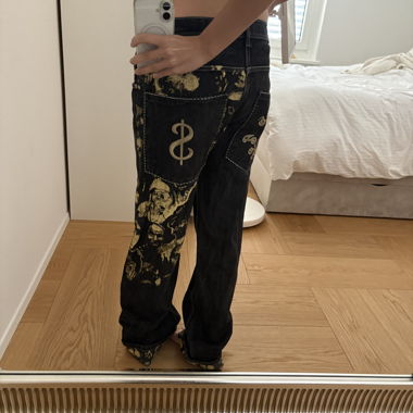 Schwarze Designer-Jeans mit Print