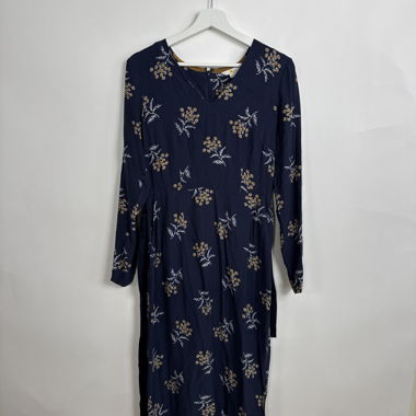 Dunkelblauses bedrucktes Kleid