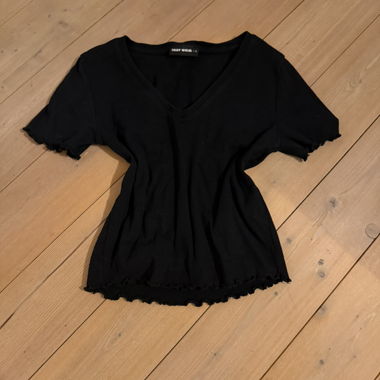 T-shirt noir à encolure en V