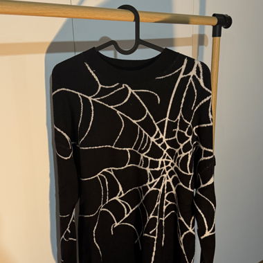 Maglione nero con motivo ragnatela