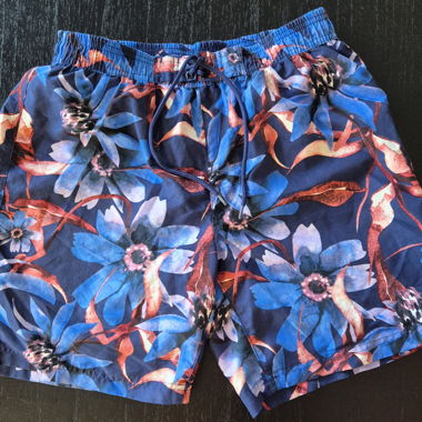 Badehose mit Blumenmuster
