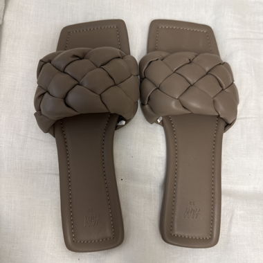 Geflochtene Sandalen in Braun